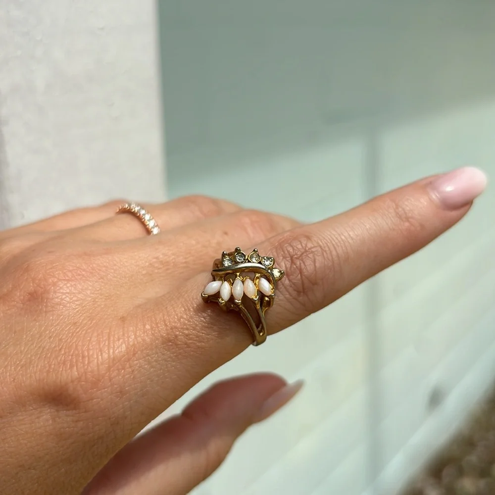 Vintage Ring Gold Tone Pearl-esque Rhinestone Size 6